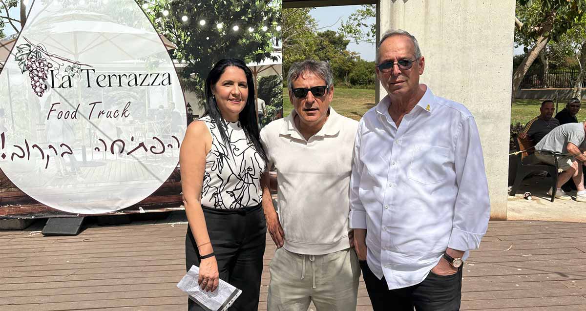 לבנת יגר מנהלת אגף משאבי אנוש, עמוס מגוז יו״ר ועד העובדים ואיציק רוכברגר