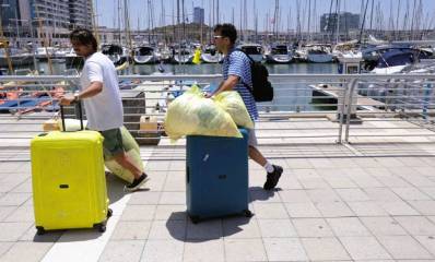 נוסעים עם מזוודות במרינה הרצליה