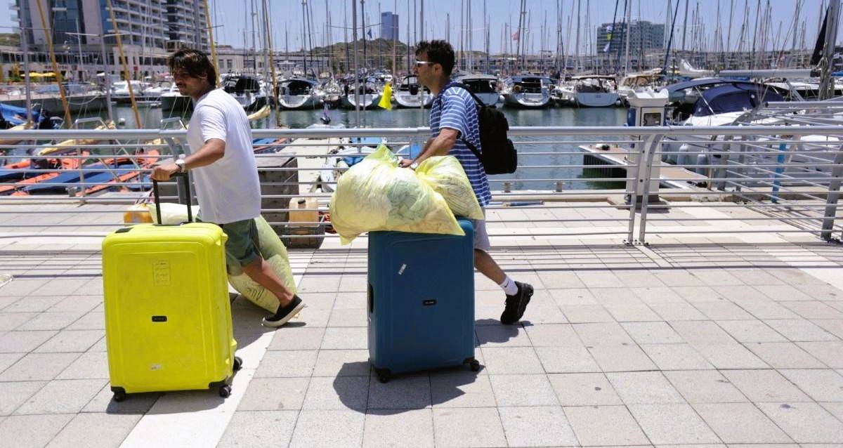 נוסעים עם מזוודות במרינה הרצליה