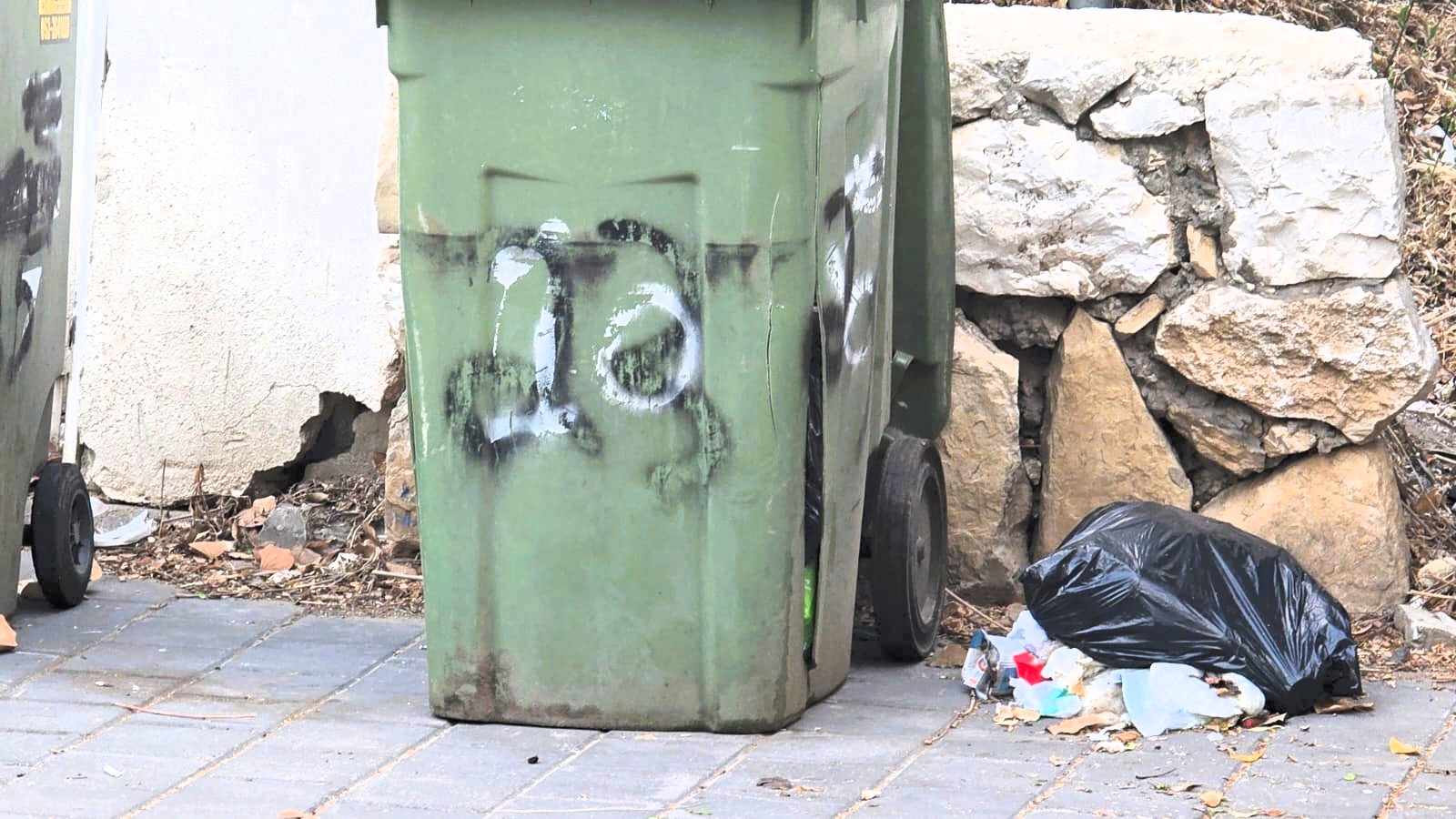 פסולת על הרצפה בצדי רחוב בני בנימין. צילום: מערכת