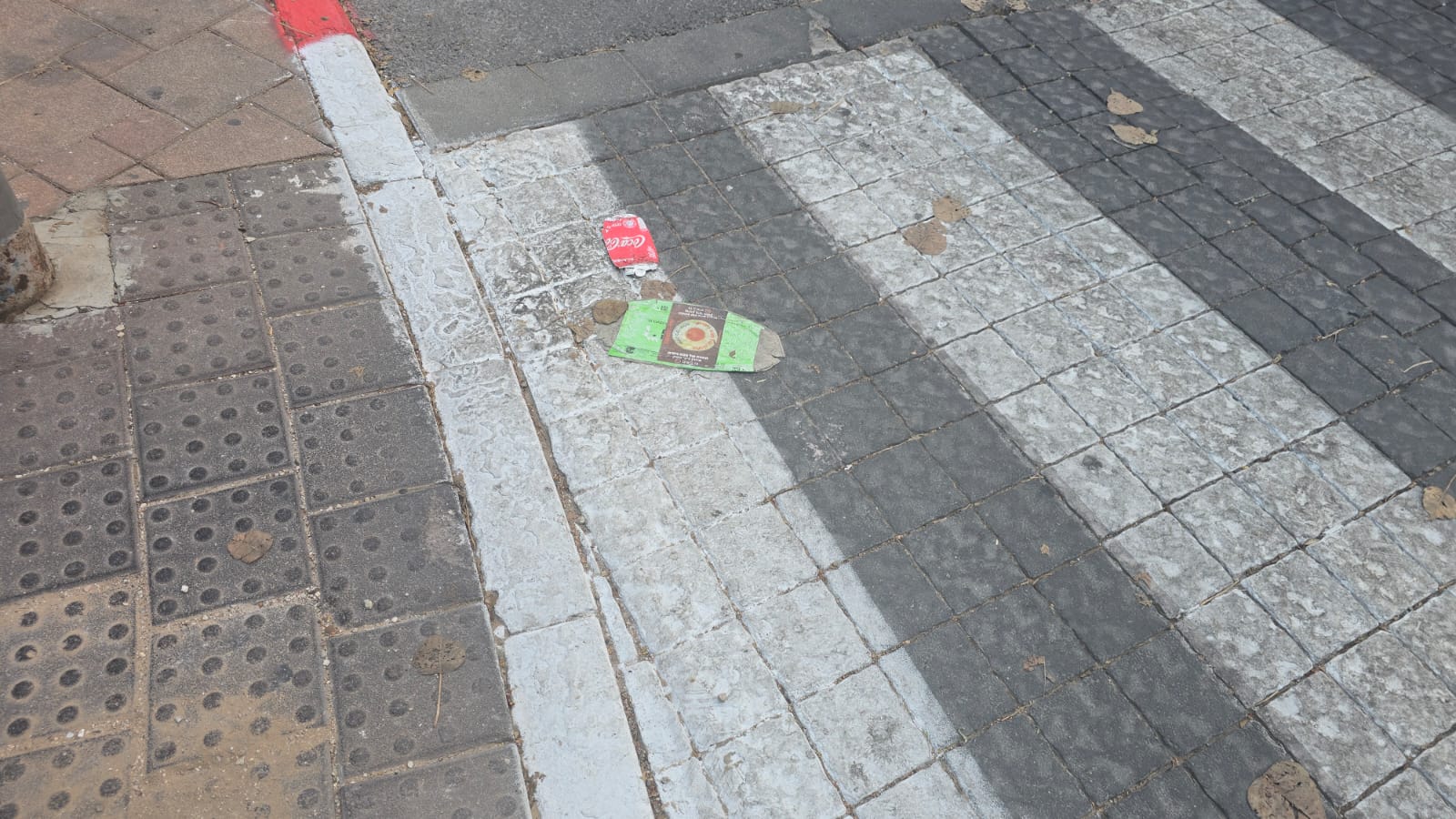 לכלוך גם על הכביש בבני בנימין. צילום: מערכת