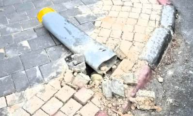 עמוד חניה שבור על המדרכה בבני בנימין. צילום: מערכת