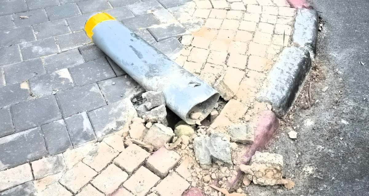 עמוד חניה שבור על המדרכה בבני בנימין. צילום: מערכת