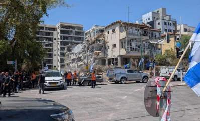 בניין אחרי פגיעת טיל במרכז הארץ. צילום: מערכת