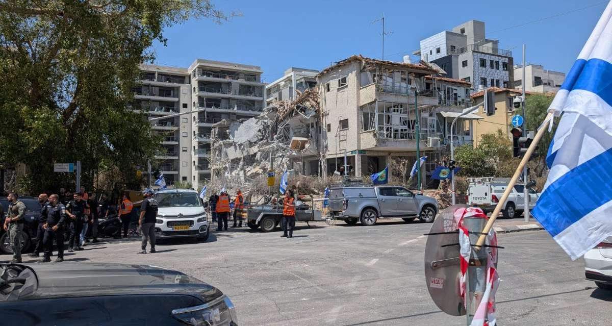 בניין אחרי פגיעת טיל במרכז הארץ. צילום: מערכת