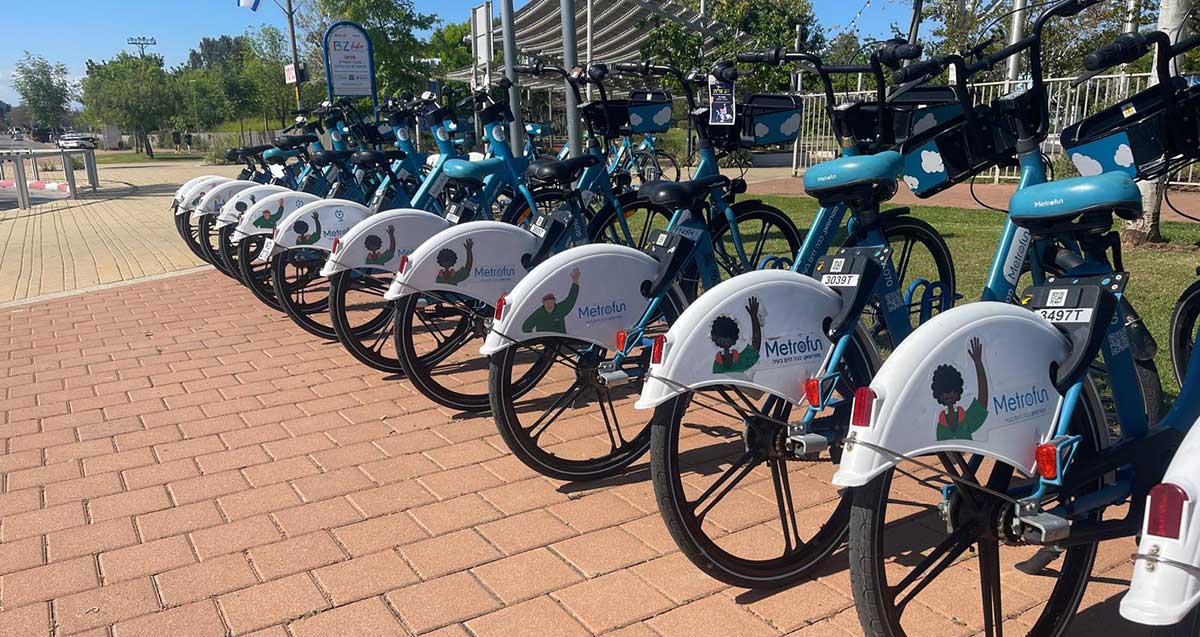 האופניים השיתופיים בתל אביב ובהרצליה, בצבעים כחול ולבן קשורים בשורה במתקן החנייה.