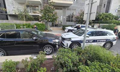 ניידות משטרה והרכב הגנוב שנתפס בשכונת גליל ים. השוטרים מסביב