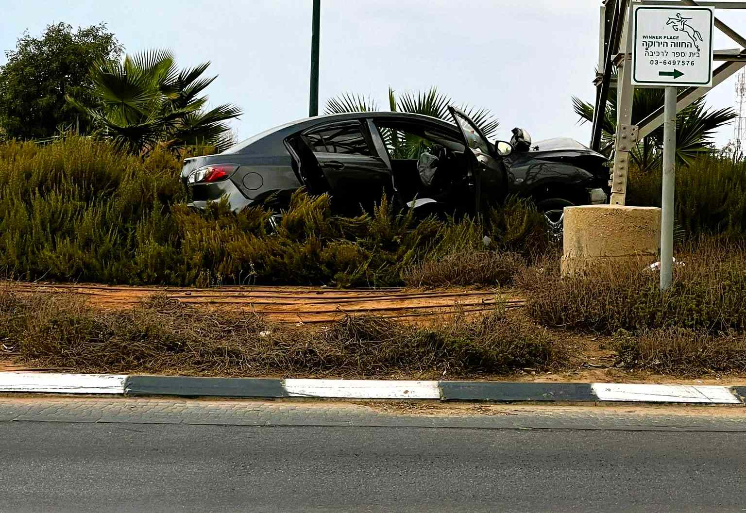 באים במהירות ונעצרים על הכיכר. תיעוד תאונה עצמית בכיכר. צילום: חיים נוימן