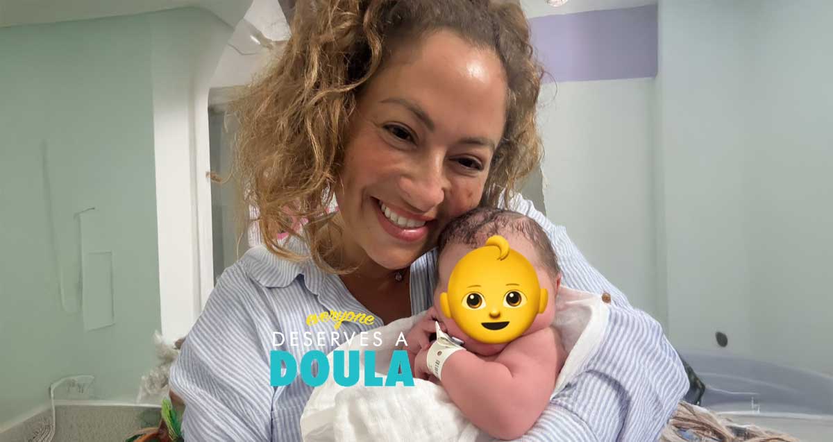 הדולה והילוד. ליהיא גרינר עם הילוד ביד. הפנים של הילוד מכוסים בפנים של אימוג'י צהוב. כיתוב באנגלית על התמונה: bonjore DESERVES A DOULA