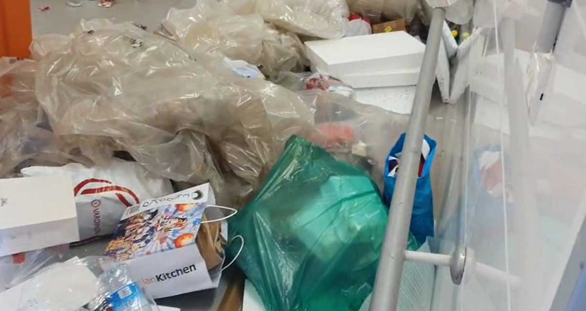 פסולת שהעירייה לא פינתה משכונת גליל ים. ערימה של פסולת בשקיות פלסטיק ובשקיות נייר.