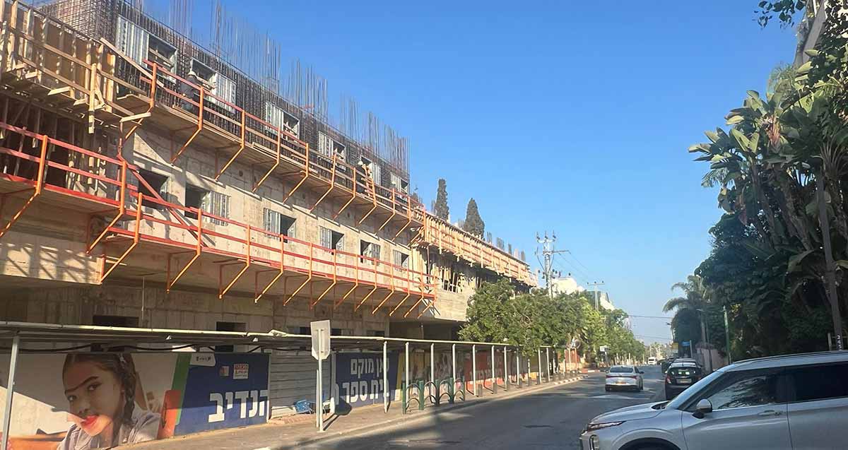 פועלים בגובה רב באתר בניית בית ספר הנדיב. תמונה מהרחוב