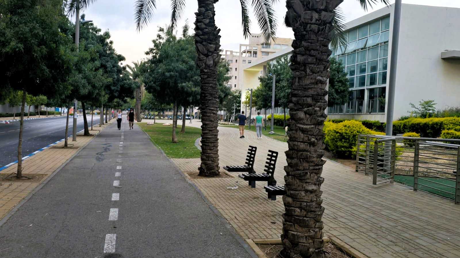 צועדים ברחוב נתן אלתרמן לפני האזעקות