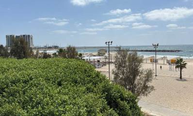 חוף הרצליה ריק במלחמה. אדם אחד בחוף.