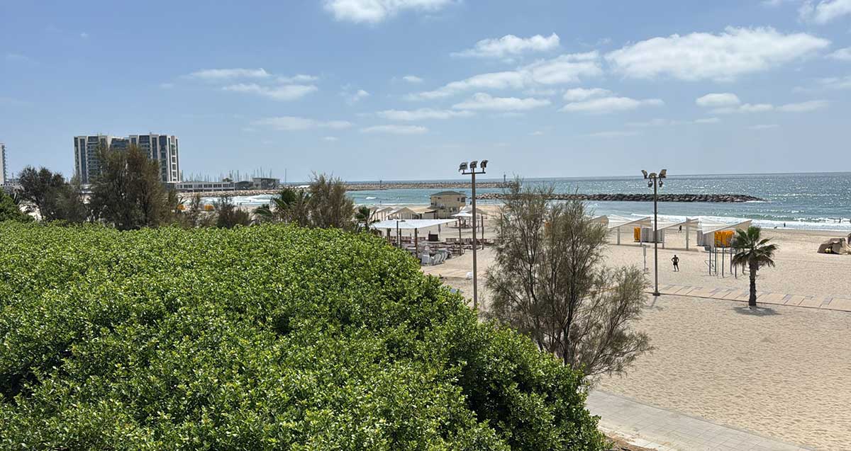 חוף הרצליה ריק במלחמה. אדם אחד בחוף.