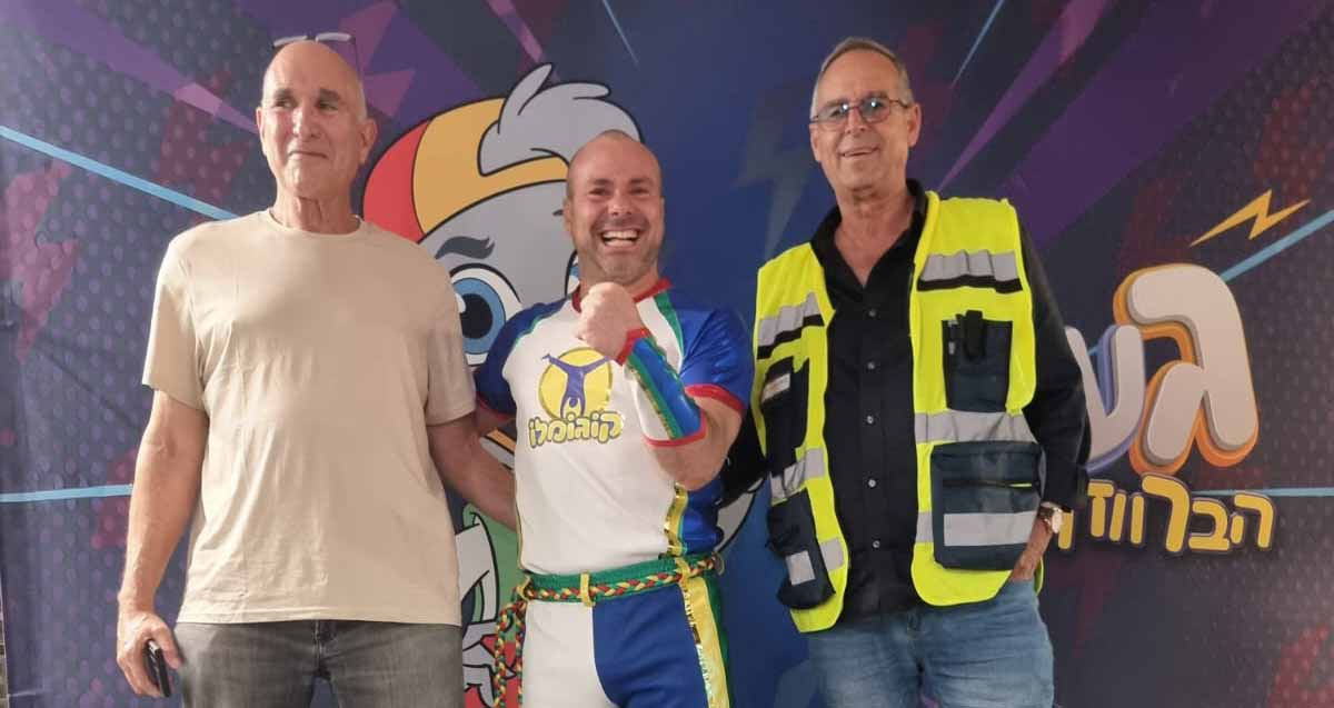 איציק רוכברגר, קוגומלו ואיתן בר זאב במרחב המוגן בחניון התת קרקעי של ביג גלילות