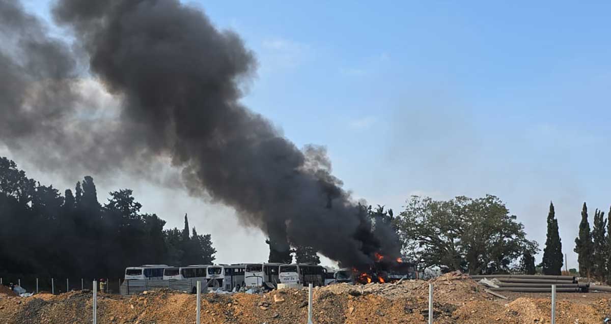 נפילת טיל בהרצליה. עשן שחור מיתמר ממקום הנפילה, ליד חניון של אוטובוסים.