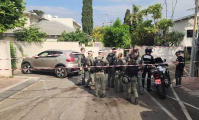 זירת נפילת טיל איראני שיורט בבוקר 22 ביוני 2025. שוטרים בזירת הנפילה.