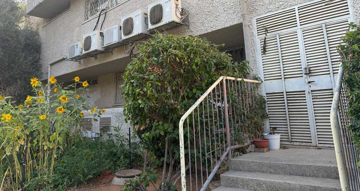 הפתח הנעול למקלט בבניין השירות הפסיכולוגי של עיריית כפר סבא. מדרגות מובילות לשתי דלתות מתכת נעולות.