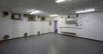 מקלט ציבורי בבית ספר. אין ריהוט במקלט. יש מזגן עילי ומאווררים באחד הקירות.