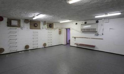 מקלט ציבורי בבית ספר. אין ריהוט במקלט. יש מזגן עילי ומאווררים באחד הקירות.