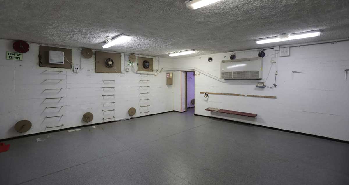 מקלט ציבורי בבית ספר. אין ריהוט במקלט. יש מזגן עילי ומאווררים באחד הקירות.