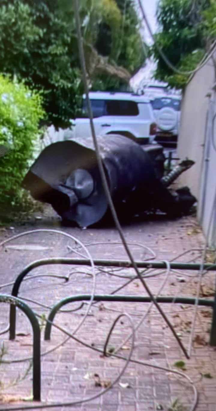 שבר של טיל איראני שיורט ונפל ברמת השרון. שבר בגודל עצום.
