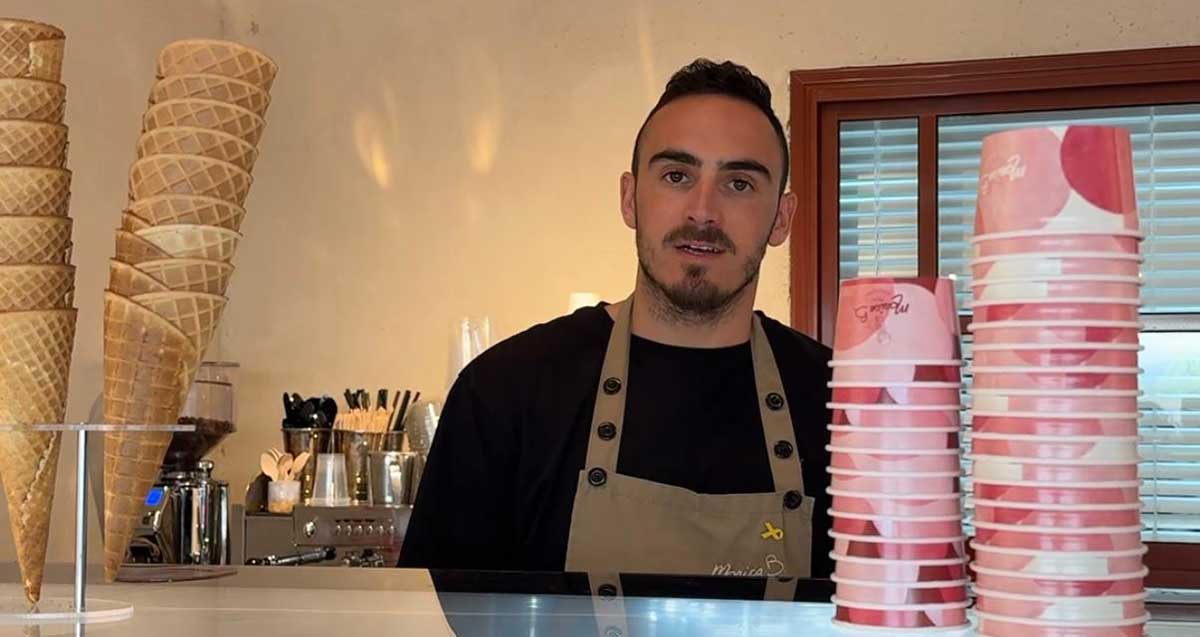 רון לנשון בגלידרייה, מימין כוסיות נייר לגלידה, ומשמאל גביעים.