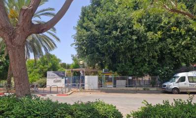 בית הספר עץ החיים של ש"ס בשכונת סביוני הכפר בכפר סבא. תמונה של הגדר סביב בית הספר וכניסה מהרחוב. מבנה בית הספר מוסתר על ידי עץ ענק. בכביש ליד בית הספר חונה רכב הסעות.