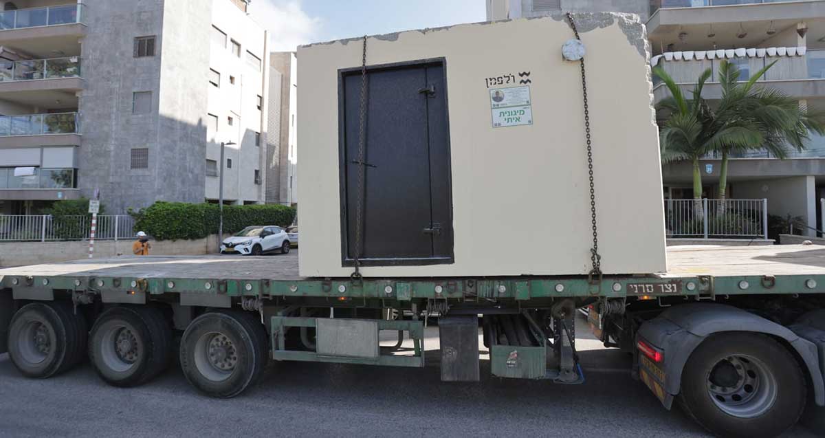 הובלת מיגונית יבילה מסוג ארבל על משאית כבדה.