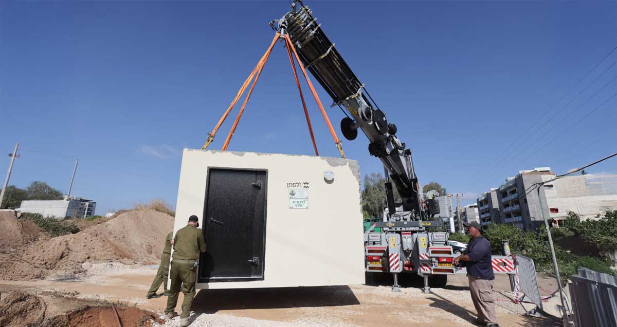 הצבת מיגונית יבילה מסוג ארבל בעיר עם מכונית מנוף.