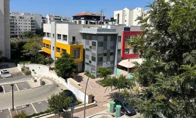 הצופר ברחוב לוינסקי ברעננה על גג בניין