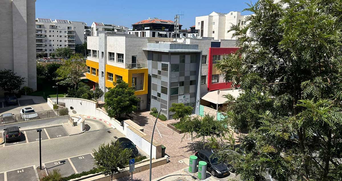 הצופר ברחוב לוינסקי ברעננה על גג בניין