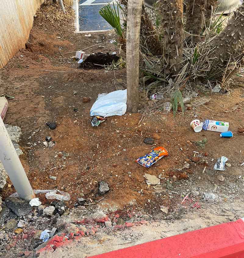 אשפה מונחת בשולי הדרכים. שקיות פלסטיק, קרטון חלב ועוד