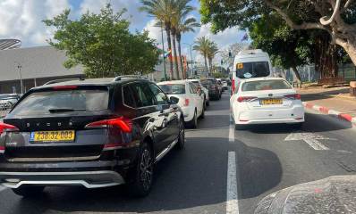 פקק תנועה ברחוב יוסף נבו הרצליה. פקק בשני הנתיבים.