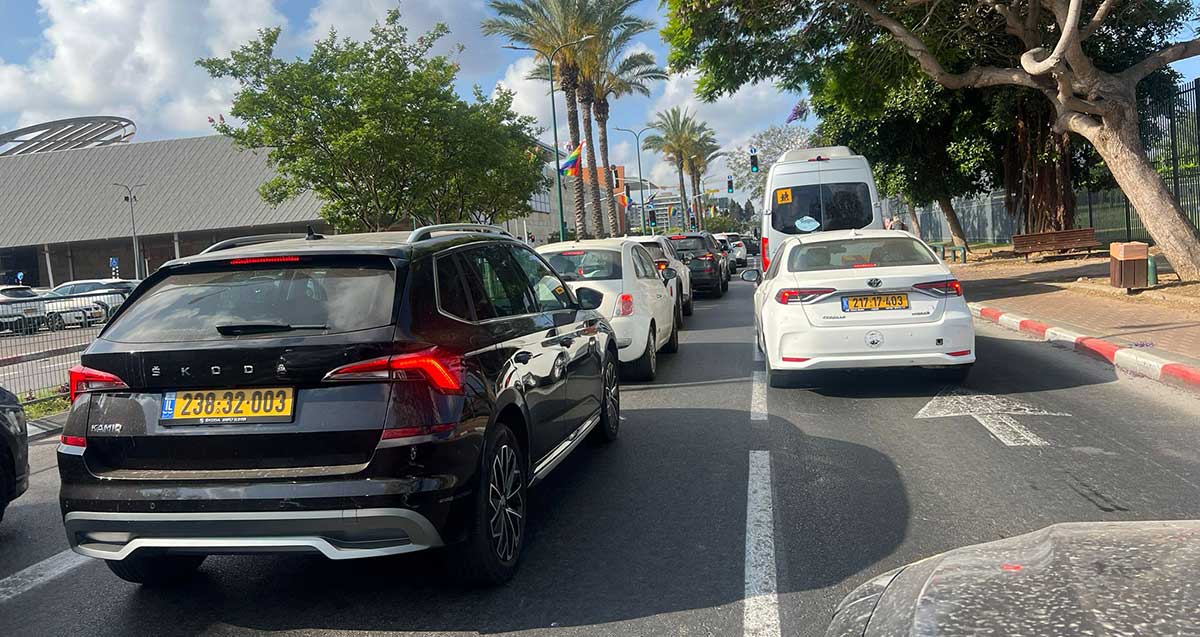 פקק תנועה ברחוב יוסף נבו לכיוון שדרות שבעת הכוכבים. צילום: שרון אונליין