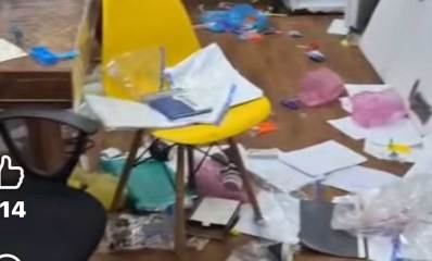 ונדליזם במקלט ציבורי ברעננה. על הרצפה ועל כיסא מפוזרים ניירות, שקיות פלסטיק וחפצים רבים.