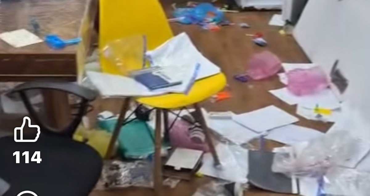 ונדליזם במקלט ציבורי ברעננה. על הרצפה ועל כיסא מפוזרים ניירות, שקיות פלסטיק וחפצים רבים.