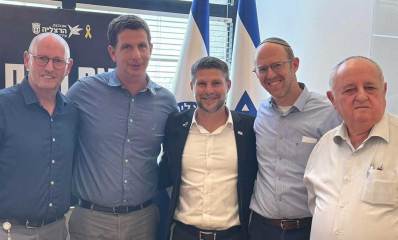 בצלאל סמוטריץ, יריב פישר, אלכס גולדשטיין וצבי וייס. צילום קבוצתי של חמישה אנשים העומדים בשורה.