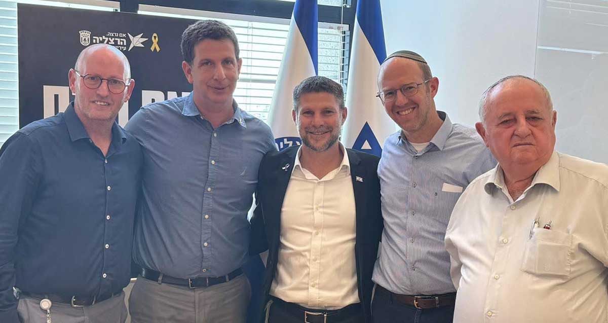 בצלאל סמוטריץ, יריב פישר, אלכס גולדשטיין וצבי וייס. צילום קבוצתי של חמישה אנשים העומדים בשורה.