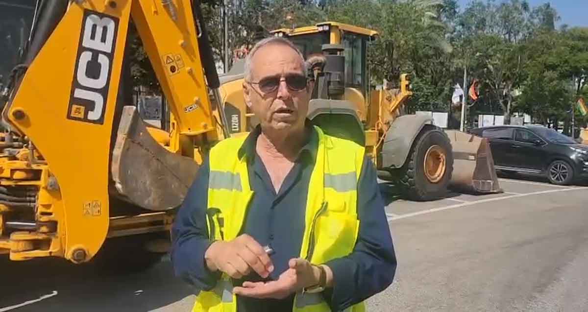 איציק רוכברגר, ראש העיר של רמת השרון עומד עם ווסט זוהר באמצע כביש. מאחוריו טרקטורים של JCB