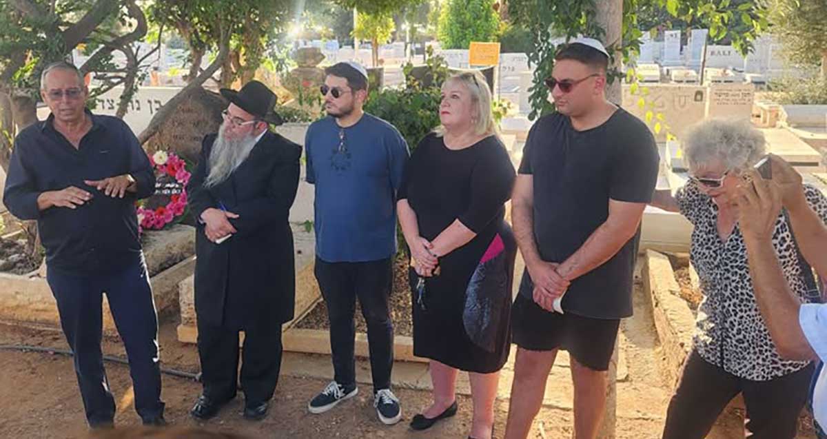 האירוע לציון 21 שנה לרצח השופט עדי אזר ז"ל. בבית העלמין עם רב ועם ראש העיר רמת השרון.