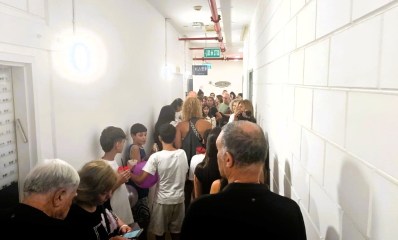 עשרות מבקרים דחוסים במסדרונות ליד המרחב המוגן בקניון שבעת הכוכבים. צילום: שרון אונליין