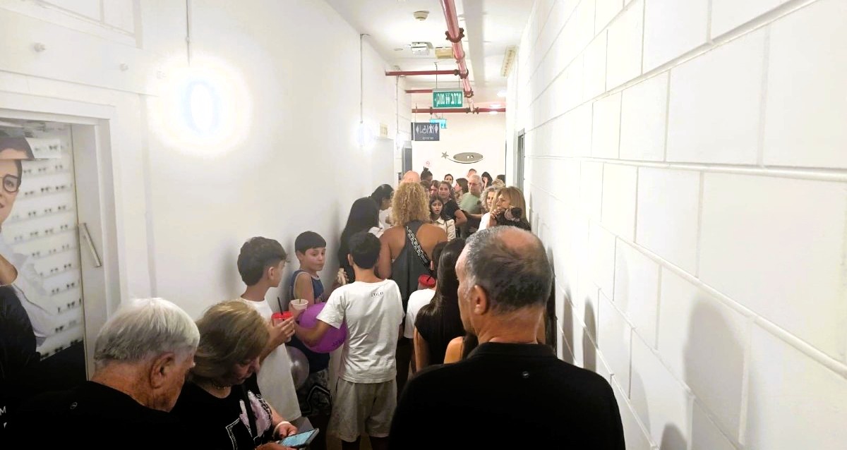עשרות מבקרים דחוסים במסדרונות ליד המרחב המוגן בקניון שבעת הכוכבים. צילום: שרון אונליין