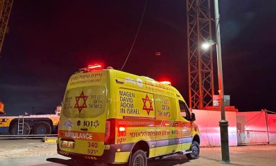 אמבולנס ליד המנוף. צילום: תיעוד מבצעי מד"א