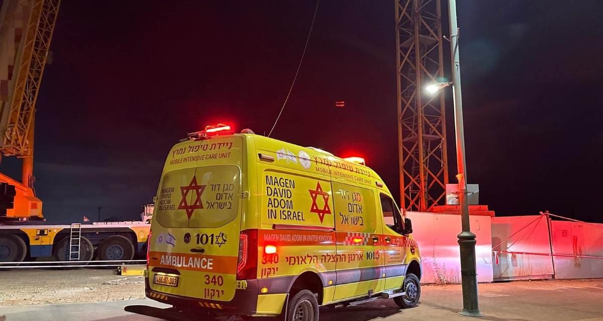 אמבולנס ליד המנוף. צילום: תיעוד מבצעי מד"א