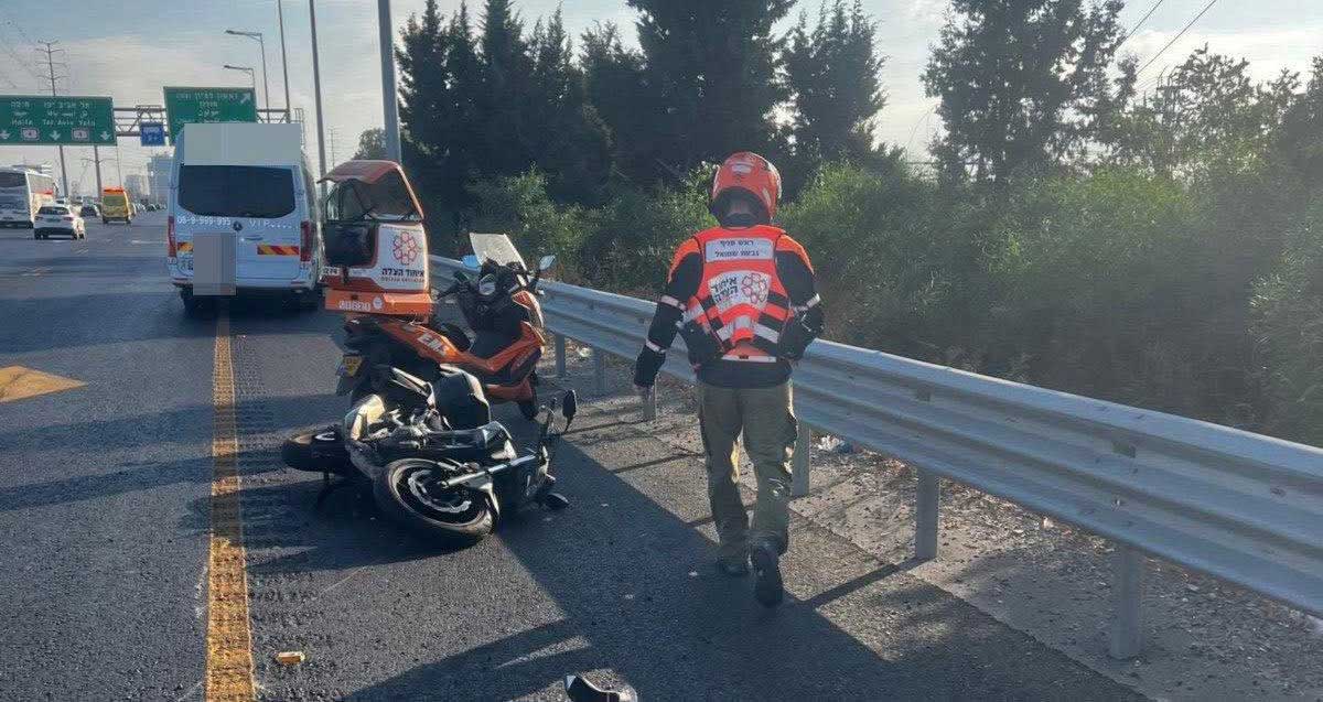 זירת התאונה בכביש 4. בחזית אופנוע הפוך בשול הדרך ולידו אופנוע וחובש של איחוד הצלה..