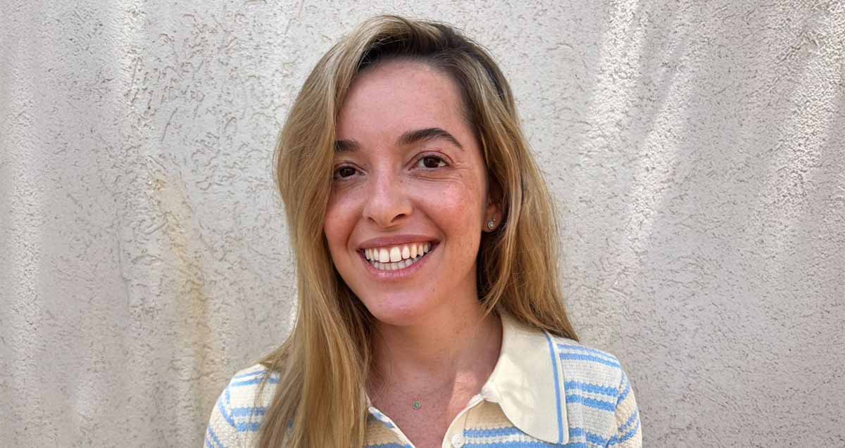 תמונת פלג גוף עליון ופנים של אדווה כפיר, מנהלת בית הספר קרן אור