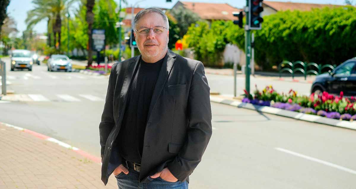 אייל פביאן סגן ראש עיריית הרצליה ויו״ר הוועדה המקומית לתכנון ובנייה עומד בצומת מרומזרת