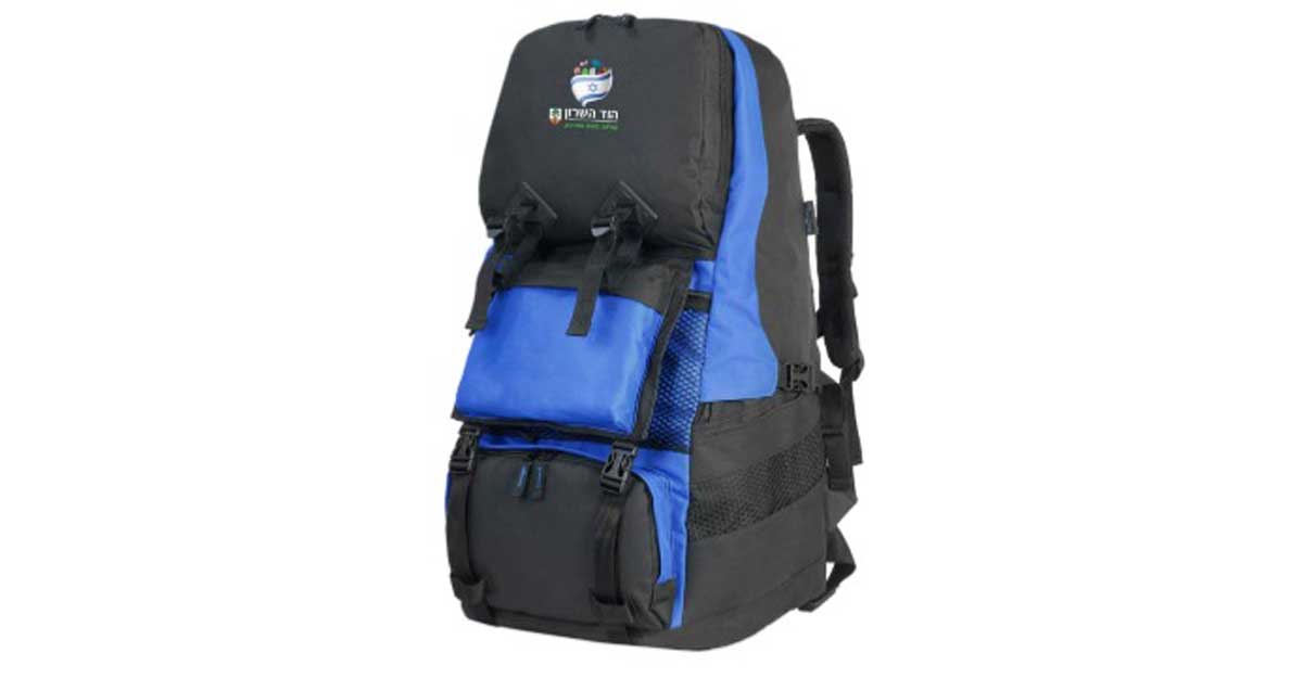 התיק שמחולק למתגייסים. תיק גב גדול בצבעים שחור וכחול, עם תאים רבים. על התיק כיתוב: הוד השרון ודגל המדינה.