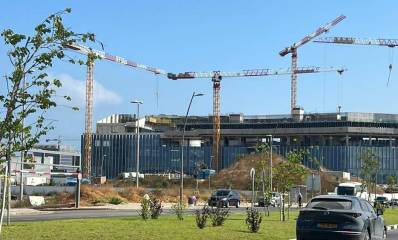 בניין המשרדים של קבוצת עזריאלי במתחם ביג גלילות. הבניין בשלבי בנייה מתקדמים. בניין של שתי קומות.